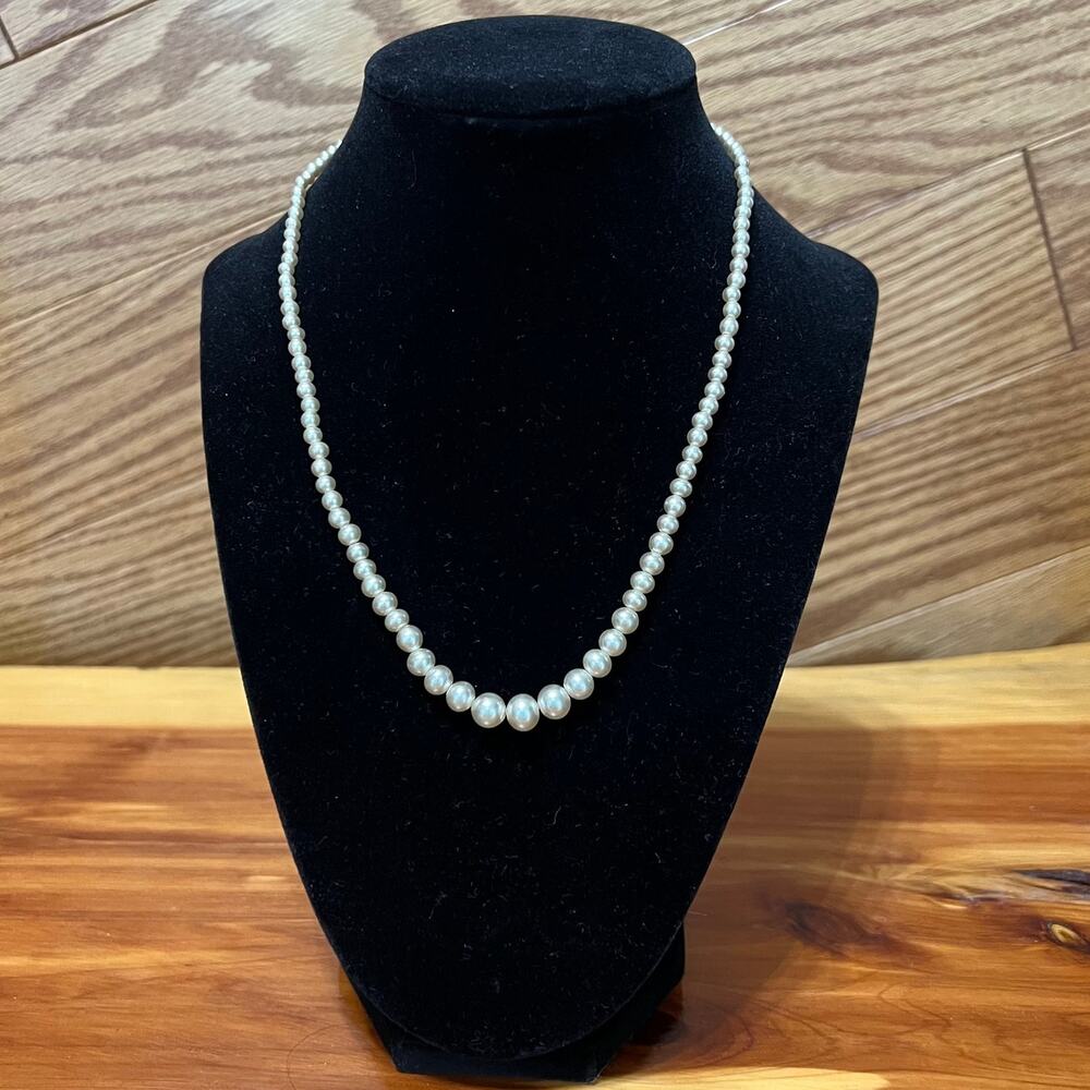 Vintage Faux‎ Pearl Graduated Beaded Necklace 17" White